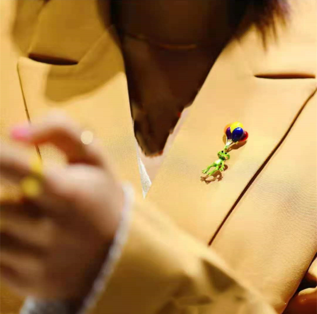 Vivid Frog Holding Colorful Ba - огляд і ціна Embroidery Bali